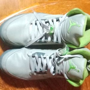 I'm selling a pair of Jordan 5s retro Green bean/ Silver